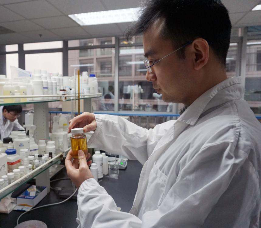 A researcher performs experiments at Enchanted Power in the zone (Photo/China Daily)

They can not only promote innovative cooperation among universities, research institutes, companies and governments, but also accelerate the conversion of life sciences and medical technologies from academic research into commercial applications. In doing so, the parks promote the development of new medicines and treatment methods.

The zone has been a core area in the development of the bioengineering and pharmaceutical industry in eastern China, and it has seen great achievements.

Biomedicine manufacturing businesses in the demonstration zone reported 71.7 billion yuan ($10.59 billion) in overall industrial output value in 2017, a year-on-year increase of 5.1 percent. The net profit was 12.12 billion yuan, an increase of 9.2 percent year-on-year, according to zone officials.

In addition, Shanghai\'s pharmaceutical industry accounted for 3.1 percent of the whole industry\'s national operating income last year. And 76 percent of Shanghai\'s total was contributed by businesses in the demonstration zone.

Biomedicine manufacturing industry in the zone also contributed 67.2 percent of overall biomedicine manufacturing industrial output value in Shanghai last year.

By the end of 2017, Zhangjiang demonstration zone was home to 207 large-scale bio-pharmaceutical companies, accounting for 56.9 percent of the total in Shanghai.

Pharmaceutical drugs, traditional Chinese medicines, biopharmaceuticals and medical device manufacturing are four key segments in the zone.