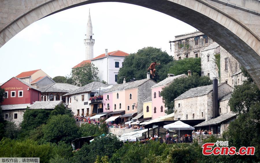 A man jumps from the Old Bridge during the 452nd traditional diving competition in Mostar, Bosnia and Herzegovina, July 29, 2018. (Photo/Agencies)