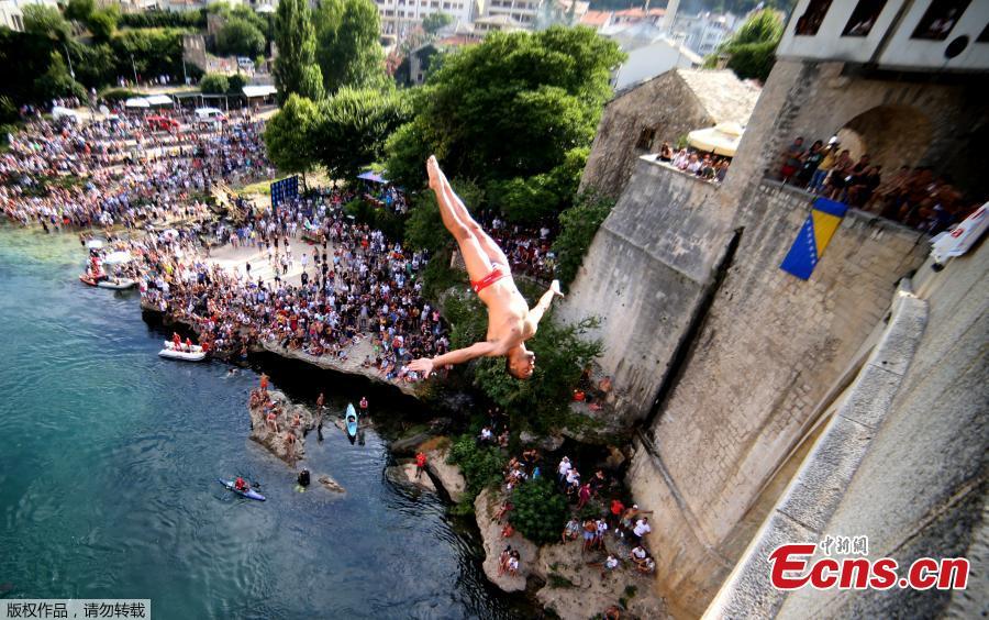 A man jumps from the Old Bridge during the 452nd traditional diving competition in Mostar, Bosnia and Herzegovina, July 29, 2018.  (Photo/Agencies)