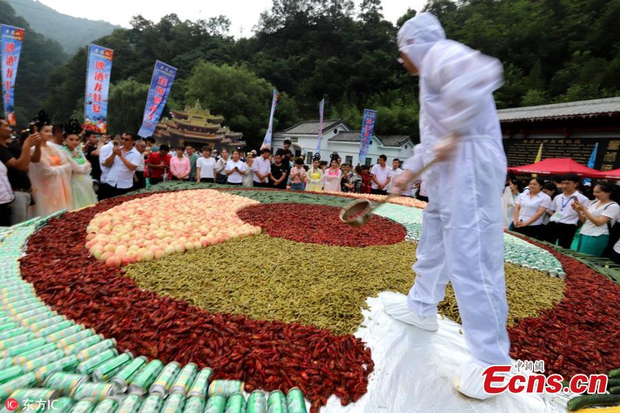 A crayfish banquet is held on Laojun Mountain in Luoyang City, Central China’s Henan Province, July 28, 2018. Organizers prepared more than 1,000 kilograms of crayfish and another 1,000 kilograms of fruit, as well as providing beer, to entertain thousands of visitors, who quickly gobbled up the treats. (Photo/IC)