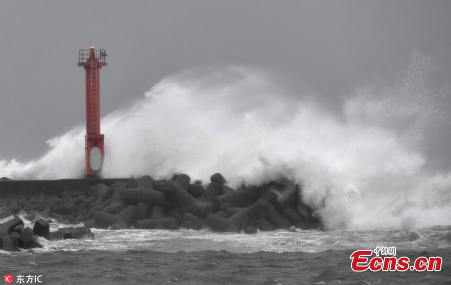 Typhoon Jongdari, packing winds of up to 180 kilometres an hour, made landfall at Ise in the Mie prefecture at around 1 am Saturday, according to the nation’s meteorological agency.(Photo/IC)