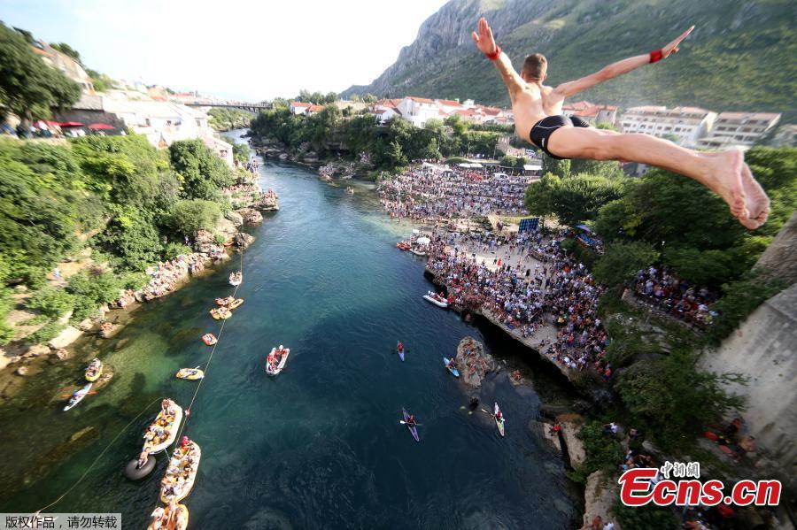 A man jumps from the Old Bridge during the 452nd traditional diving competition in Mostar, Bosnia and Herzegovina, July 29, 2018. (Photo/Agencies)