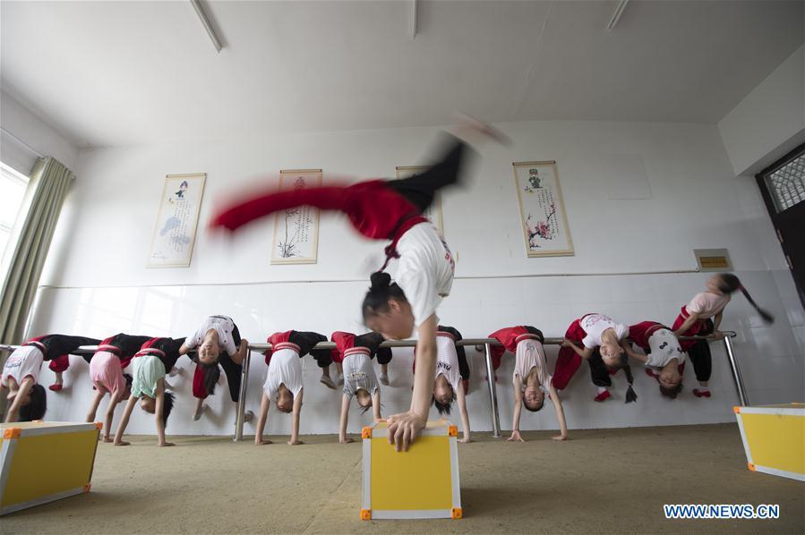 Children learn Peking opera in Xichang primary school in Chengdong Township of Nantong, east China\'s Jiangsu Province, July 28, 2018. Children take part in various classes and activities to enrich their summer vacation life. (Xinhua/Xu Jinbai)