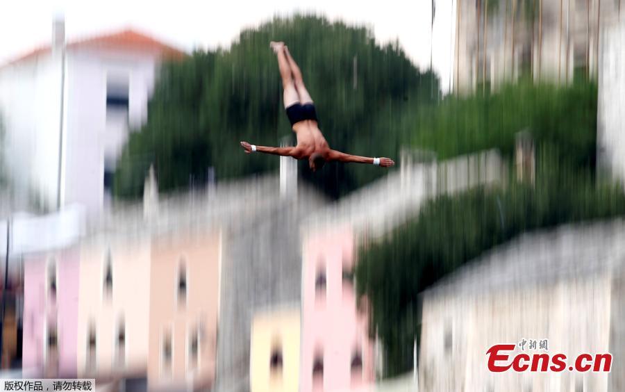 A man jumps from the Old Bridge during the 452nd traditional diving competition in Mostar, Bosnia and Herzegovina, July 29, 2018.  (Photo/Agencies)