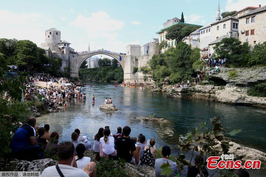 A man jumps from the Old Bridge during the 452nd traditional diving competition in Mostar, Bosnia and Herzegovina, July 29, 2018. (Photo/Agencies)