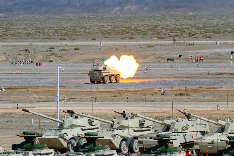 Infantry fighting vehicles of the People\'s Liberation Army participate in the Suvorov Attack race during the International Army Games 2018 in Korla, Xinjiang Uygur autonomous region on Monday. (Photo/China Daily)