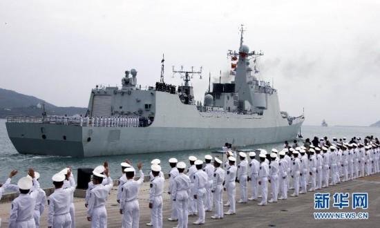 A warship sets off from Sanya, Hainan province, for an escort mission in Gulf of Aden, Dec. 26, 2008. (Photo/Xinhua)