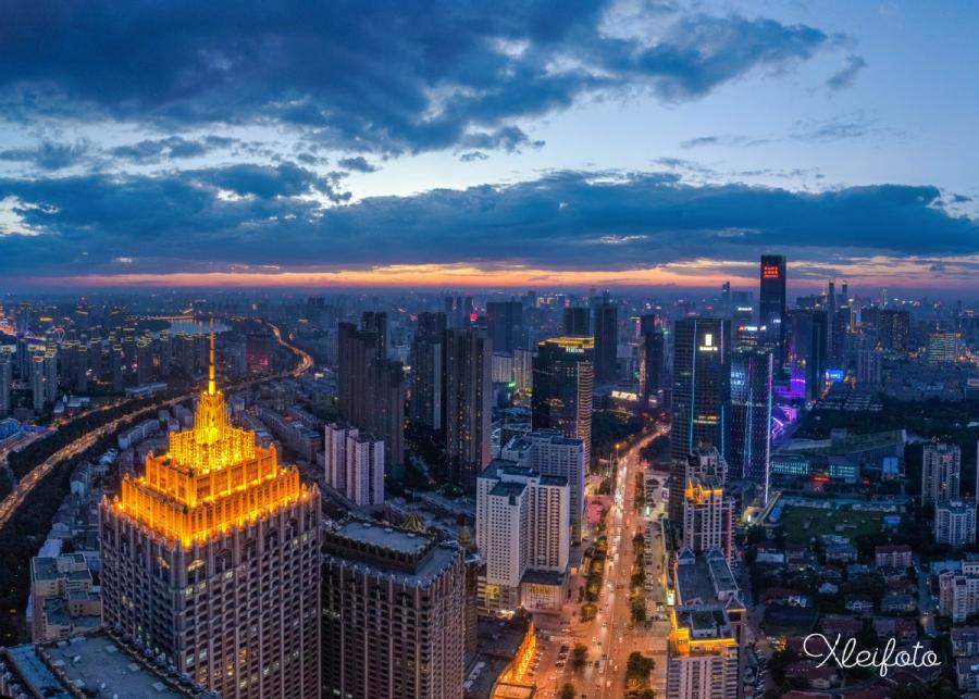 Sun Fuxing, a 1980s photographer from Shenyang, Northeast China\'s Liaoning Province is known as the city\'s recorder. He says every photo expresses his love for his hometown. He hopes to show the lovely Shenyang to more people. (Photo provided to chinadaily.com.cn)