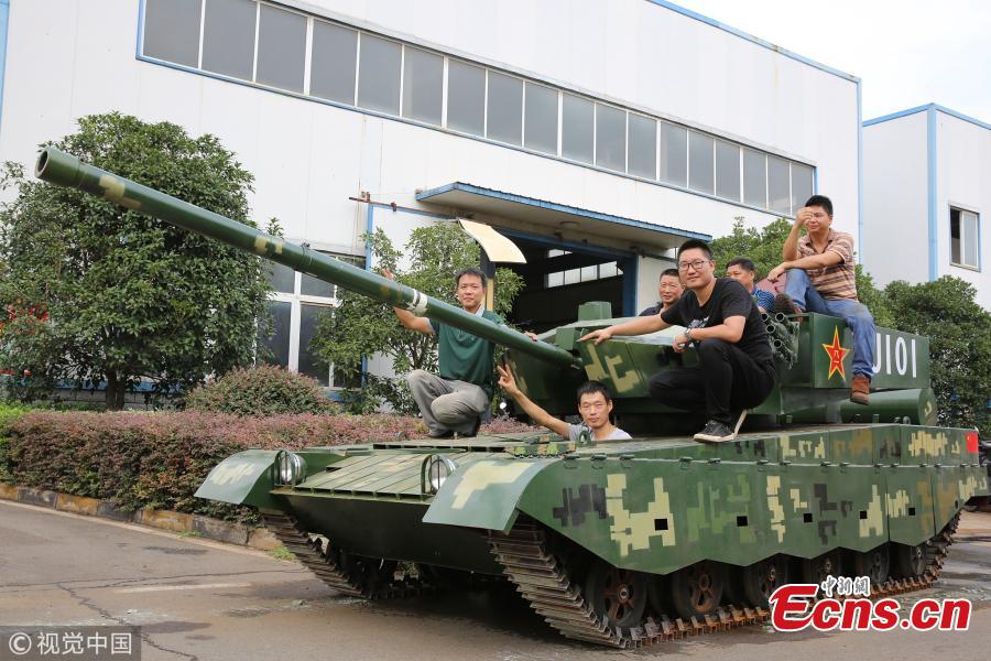 Liu Pan, a military enthusiast, shows his 1:1.5 scale model of a Type 99 main battle tank that he made at home in Xiangyang City, Central China’s Hubei Province, July 30, 2018. Liu said he spent 200,000 yuan ($29,400) building the model over one-and-a-half months. It weighs six tons and has an iron-sheet exterior. It was made using a tank design Liu purchased online. (Photo/VCG)