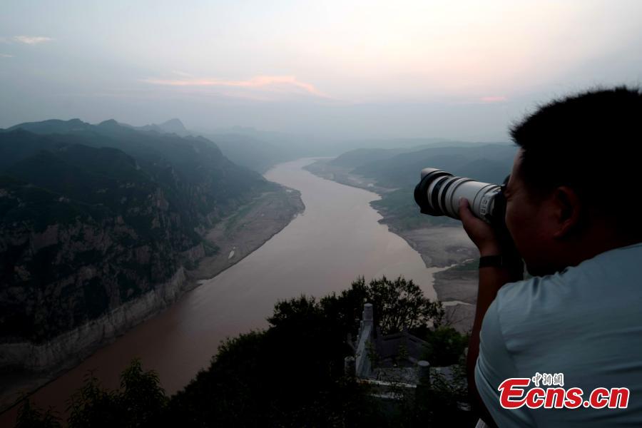 A view of the picturesque Yellow River riverbed near the Xiaolangdi Dam in Jiyuan, Henan Province, Aug. 1, 2018. Falling water and the sand segments in the riverbed form painting-like scenes.(Photo: China News Service/Wang Zhongju)