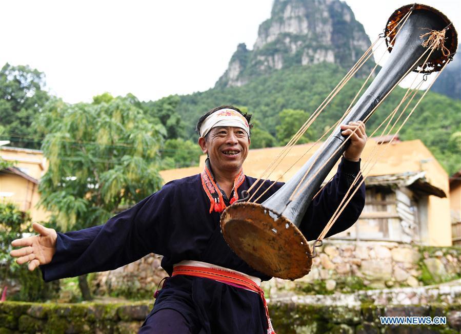 A villager performs Huangni drum dance in Jinxiu Yao Autonomous County, south China\'s Guangxi Zhuang Autonomous Region, Aug. 1, 2018. The local Huangni drum dance was listed as one of the national intangible cultural heritage in 2011. (Xinhua/Lu Boan)