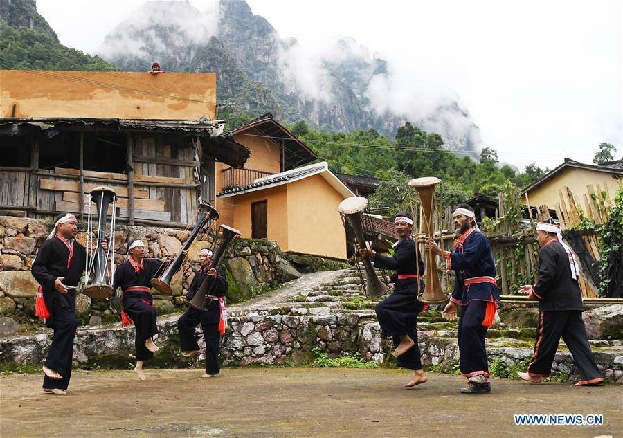 Villagers perform Huangni drum dance in Jinxiu Yao Autonomous County, south China\'s Guangxi Zhuang Autonomous Region, Aug. 1, 2018. The local Huangni drum dance was listed as one of the national intangible cultural heritage in 2011. (Xinhua/Lu Boan)