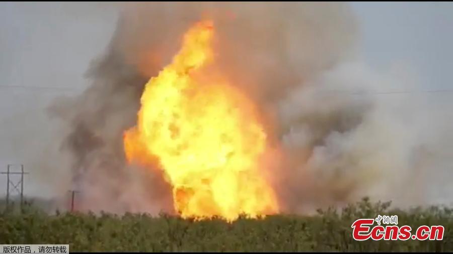 A pipeline explosion erupts in this image captured from video by a field worker in Midland County, the home to the Permian Basin and the largest U.S. oilfield, in Texas, U.S., August 1, 2018. A series of natural gas pipeline explosions in Midland County, Texas sent seven people to hospital and shut down five lines before being extinguished. (Photo/Agencies)