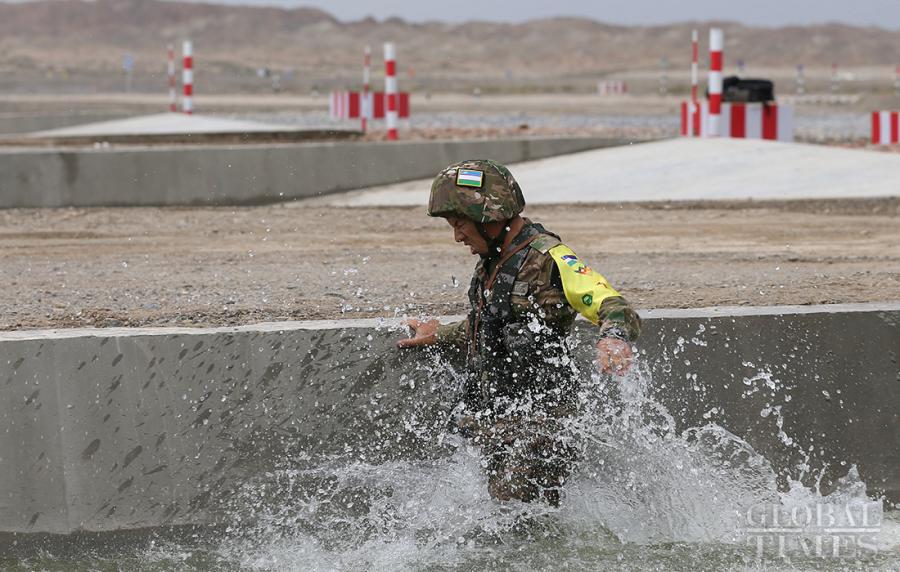 The Uzbekistan soldiers work hard during the Safe Route Competition in Korla on August 2. Photo: Cui Meng/GT