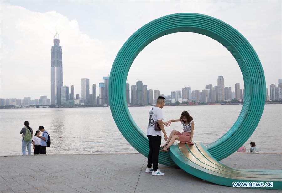 Citizens spend time at the bank of the Wuhan section of the Yangtze River in Wuhan, capital of central China\'s Hubei Province, Aug. 4, 2018. (Xinhua/Jin Liwang)