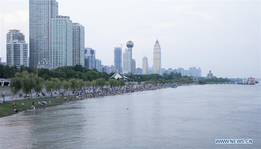 Citizens spend time at the bank of the Wuhan section of the Yangtze River in Wuhan, capital of central China\'s Hubei Province, Aug. 4, 2018. (Xinhua/Jin Liwang)