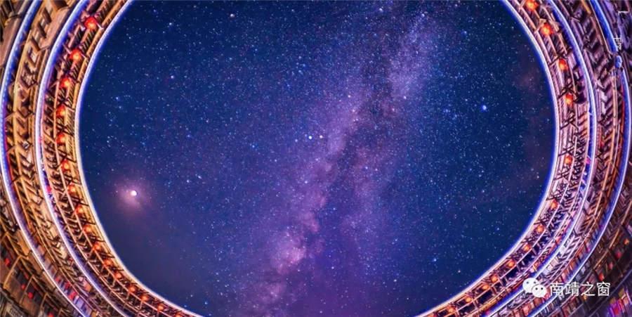<?php echo strip_tags(addslashes(The beautiful starry sky above a yard in a <i>tulou</i> or earthen building in Fujian Province.  (Photo provided to chinadaily.com.cn))) ?>