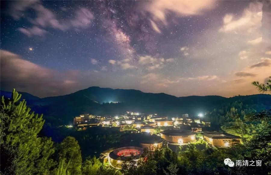 <?php echo strip_tags(addslashes(The beautiful starry sky above <i>tulou</i> or earthen buildings in Fujian Province. (Photo provided to chinadaily.com.cn))) ?>