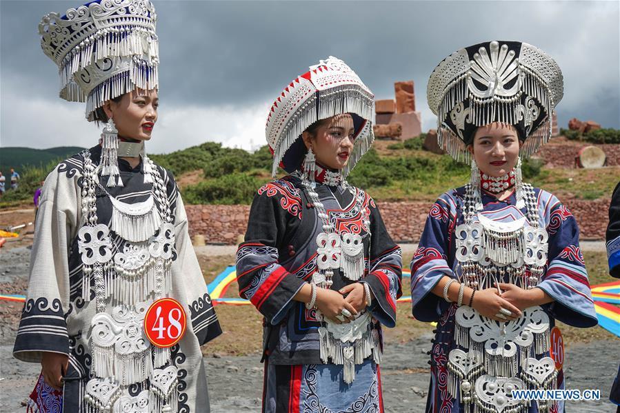<?php echo strip_tags(addslashes(Contestants answer questions during a beauty contest of the torch festival of Yi ethnic group on a grassland in Zhaojue County, southwest China's Sichuan Province, Aug. 6, 2018. (Xinhua/Lyu Mingze))) ?>