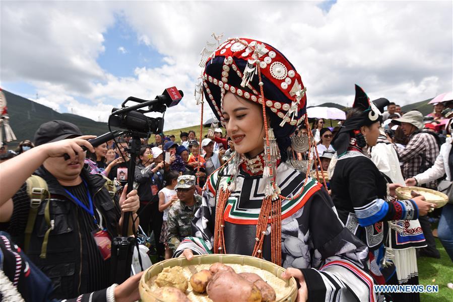 <?php echo strip_tags(addslashes(A contestant offers local food for guests during a beauty contest of the torch festival of Yi ethnic group on a grassland in Zhaojue County, southwest China's Sichuan Province, Aug. 6, 2018. (Xinhua/Lyu Mingze))) ?>