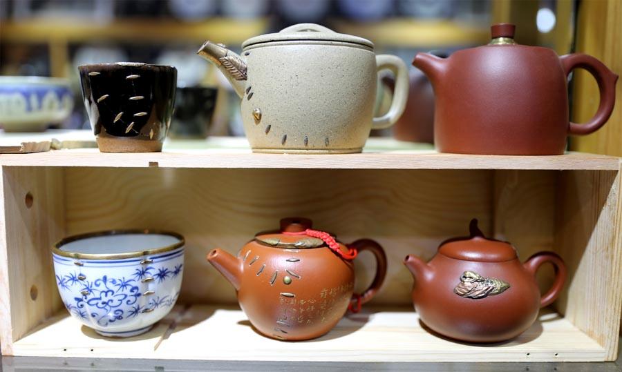 Restored porcelain wares are pictured at Li Junhang\'s studio on Aug. 6, 2018. (Photo/Xinhua)