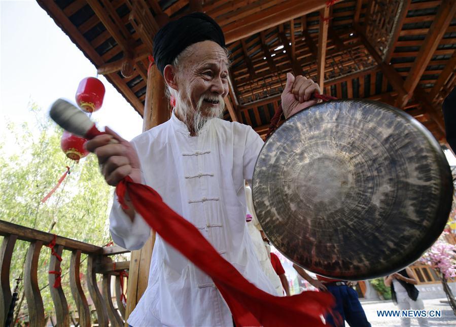 Jin De\'an performs Daliuzi at Xibu Street, a scenic spot in the Wulingyuan District of Zhangjiajie City, central China\'s Hunan Province, Aug. 7, 2018. Daliuzi is a kind of local musical instrument performance with a long history. Jin De\'an is the creator of \