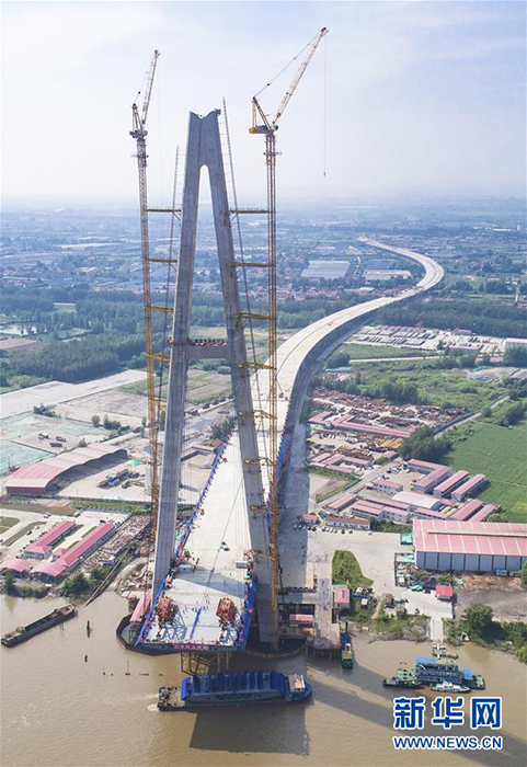 Photo taken on Aug. 8, 2018 shows a nearly 500-ton steel box girder has been installed on the Qingshan Yangtze River Bridge under construction in Wuhan City, Hubei Province. It marked a milestone in building the bridge’s main span. (Photo/Xinhua)