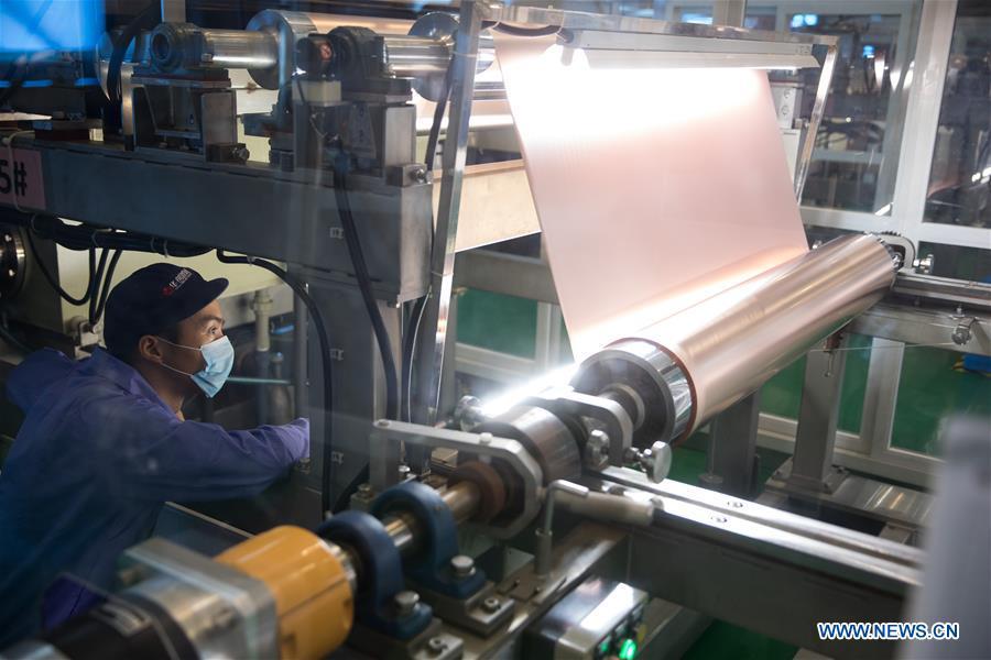 A staff member works on a production line of copper foil for making lithium battery at Huachuang New Material Co., Ltd in Tongling City, east China\'s Anhui Province, Aug. 8, 2018. Tongling government takes measures to develop green industry and improve ecological environment along the Yangtze River. (Xinhua/Jin Liwang)