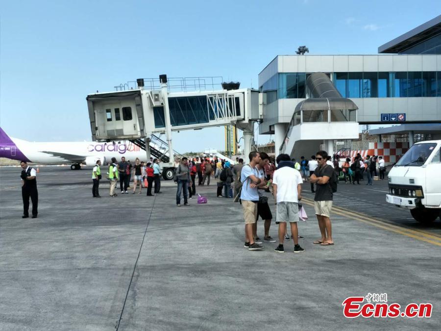 Passengers are evacuated to open space at Lombok International Airport in Indonesia, Aug. 9, 2018, after a 6.1-magnittude earthquake struck Lombok Island. (Photo: China News Service/Lin Yongchuan)