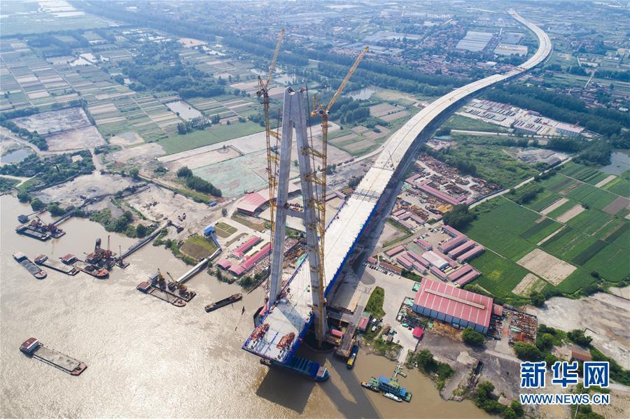 Photo taken on Aug. 8, 2018 shows a nearly 500-ton steel box girder has been installed on the Qingshan Yangtze River Bridge under construction in Wuhan City, Hubei Province. It marked a milestone in building the bridge’s main span. (Photo/Xinhua)