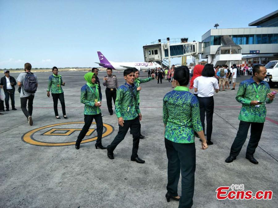 Passengers are evacuated to open space at Lombok International Airport in Indonesia, Aug. 9, 2018, after a 6.1-magnittude earthquake struck Lombok Island. (Photo: China News Service/Lin Yongchuan)