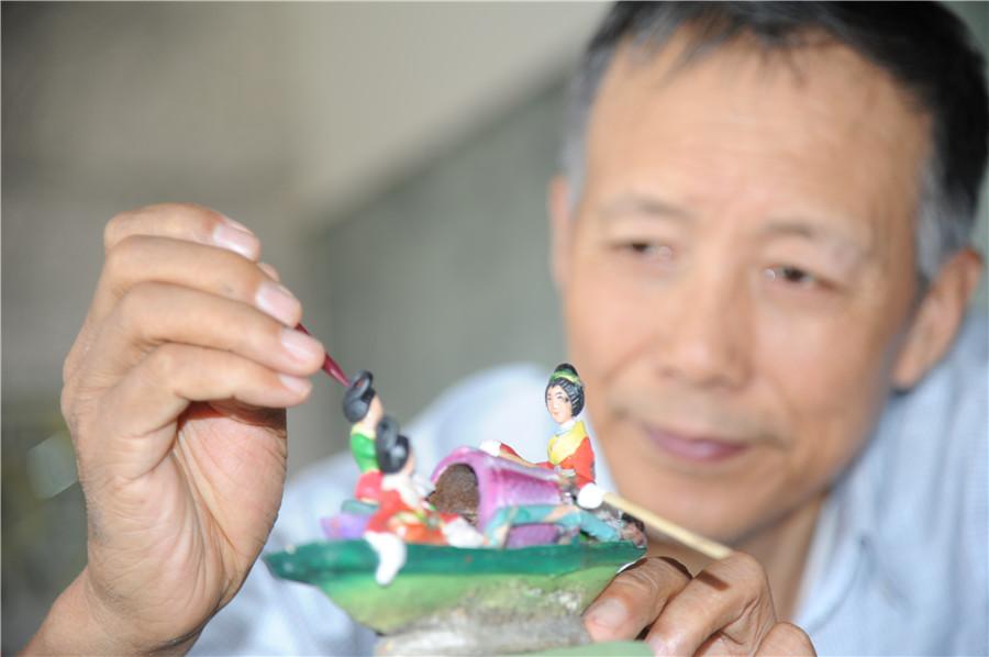 <?php echo strip_tags(addslashes(Liu Zhenyuan works on his artwork. (Photo by Zhang Qingyun/for or chinadaily.com.cn)

<p>Liu Zhenyuan from Harbin, capital city of Heilongjiang province, recently finished the landscape artwork on a miniature version of the Grand View Garden, or Daguanyuan, a major setting in the classic Chinese novel The Dream of Red Mansions.

<p>The 67-year-old retired photographer was drawn to the story after watching a TV adaptation four years ago, and had the idea of making a miniature landscape of the Grand View Garden.

<p>After four years of work, he designed and created thousands of elements, which formed more than one hundred scenes from the story.)) ?>