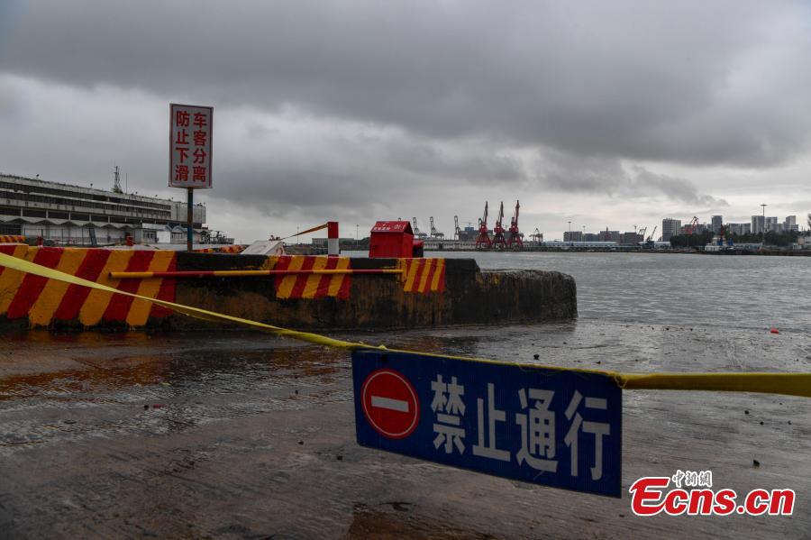 Photo taken on Aug. 10, 2018 shows ferry service across Qiongzhou Strait fully suspended due to strong winds in Qionghai City, Hainan Province. Winds in the strait between Guangdong and the island province of Hainan are forecast to hit 90 km/h. (Photo: China News Service/Luo Yunfei)
