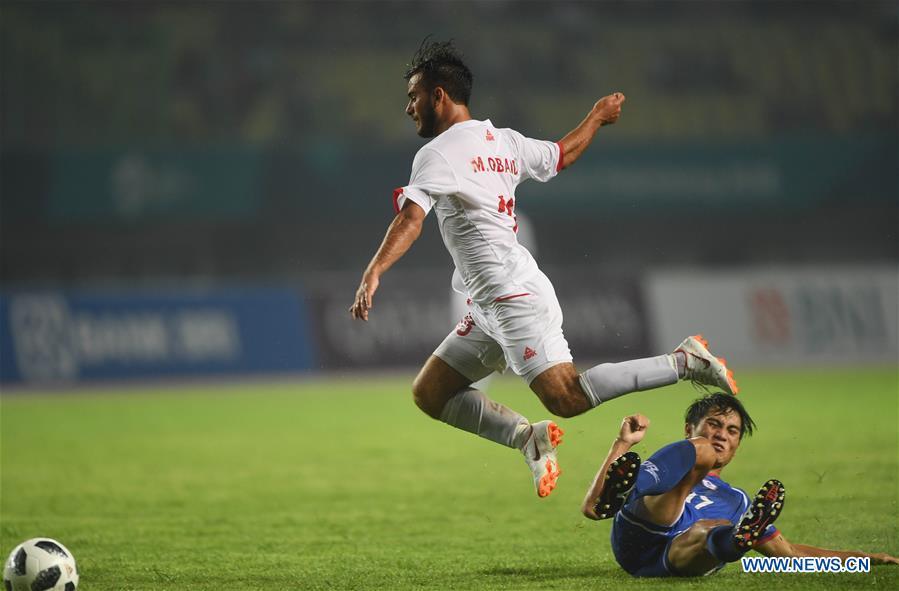 Mohammed Obaid (Top) of Palestine competes during the Men\'s Football Group A match between Chinese Taipei and Palestine at the 18th Asian Games at Patriot Stadium in Bekasi, Indonesia, Aug. 10, 2018. (Xinhua/Jia Yuchen)