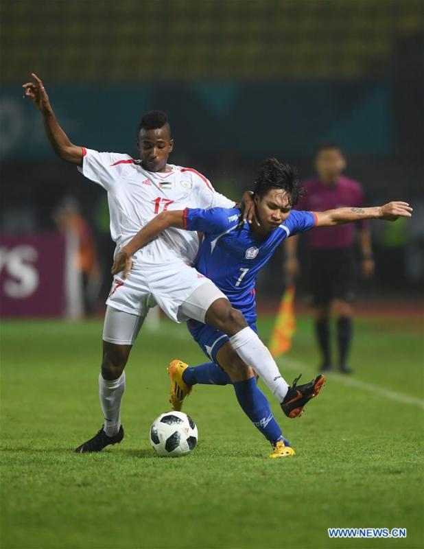 Mousa Farawi (L) of Palestine vies with Yu Chiahuang of Chinese Taipei during the Men\'s Football Group A match between Chinese Taipei and Palestine at the 18th Asian Games at Patriot Stadium in Bekasi, Indonesia, Aug. 10, 2018. The match ended with a 0-0 draw. (Xinhua/Jia Yuchen)