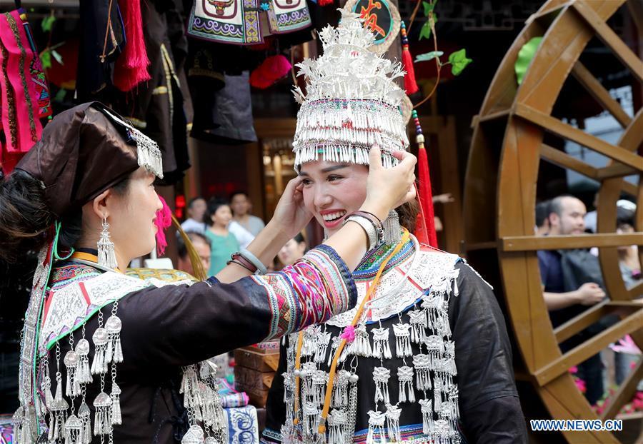 <?php echo strip_tags(addslashes(Dancers prepare for a performance at the Yunnan folk art exhibition at Yuyuan Garden in east China's Shanghai, Aug. 10, 2018. The exhibition kicked off here on Friday and shows folk dances, local artwares and scenery from Qujing City of Yunnan Province. (Xinhua/Liu Ying))) ?>