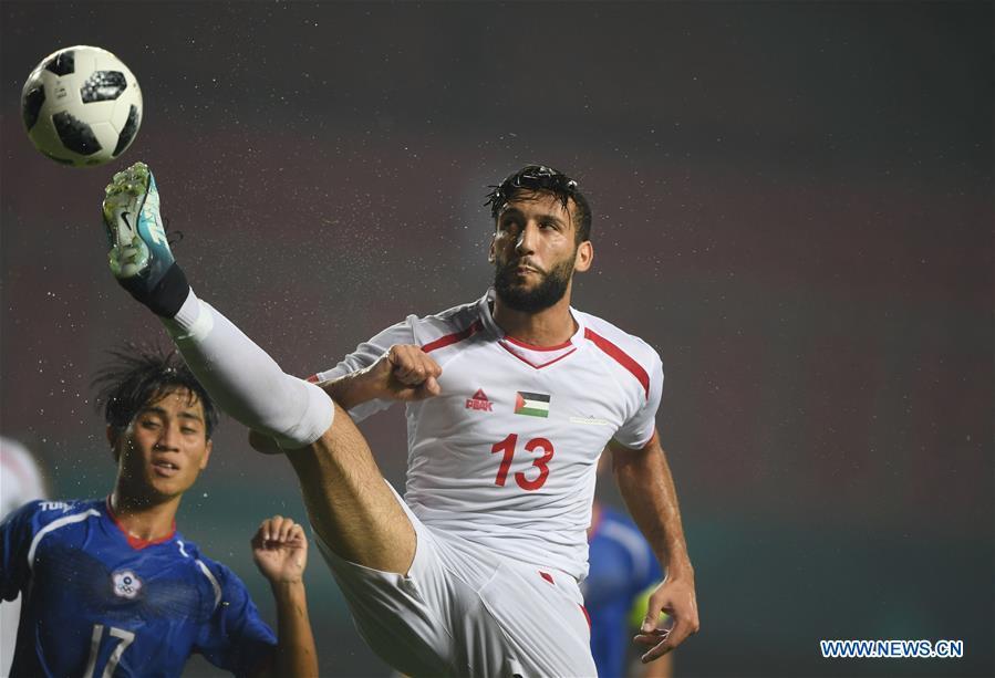 Shehab Qumbor of Palestine comeptes during the Men\'s Football Group A match between Chinese Taipei and Palestine at the 18th Asian Games at Patriot Stadium in Bekasi, Indonesia, Aug. 10, 2018. (Xinhua/Jia Yuchen)
