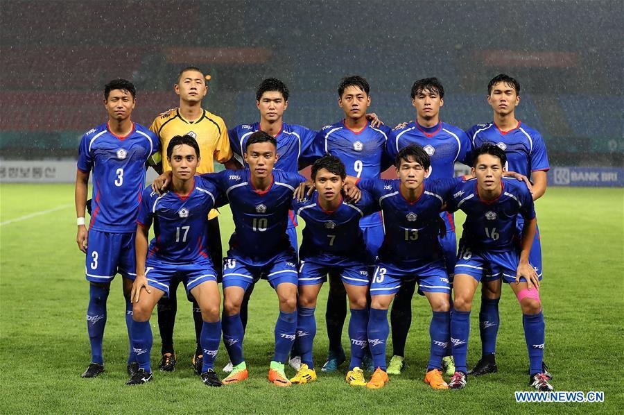 <?php echo strip_tags(addslashes(Players of Chinese Taipei line up for photos before the Men's Football Group A match between Chinese Taipei and Palestine at the 18th Asian Games at Patriot Stadium in Bekasi, Indonesia, Aug. 10, 2018. (Xinhua/Wang Lili))) ?>