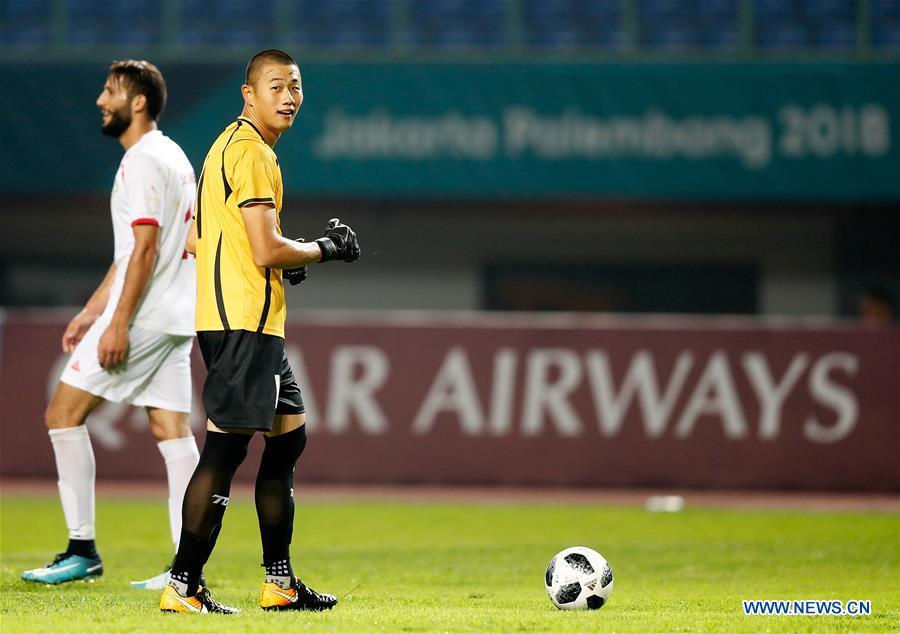 Pan Wenchieh (R), goalkeeper of Chinese Taipei reacts during the Men\'s Football Group A match between Chinese Taipei and Palestine at the 18th Asian Games at Patriot Stadium in Bekasi, Indonesia, Aug. 10, 2018. The match ended with a 0-0 draw. (Xinhua/Wang Lili)
