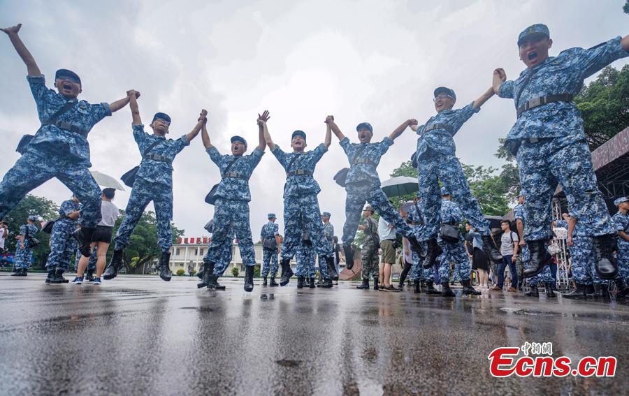 Participants in a military camp celebrate graduation at the PLA Hong Kong garrison, Aug. 12, 2018. (Photo: China News Service/Zhang Wei)