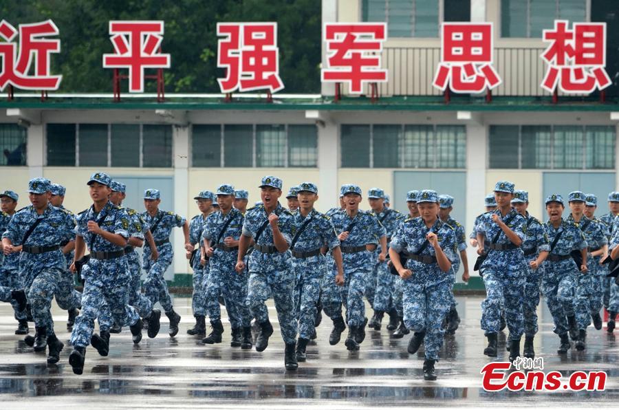 Members of a military camp for Hong Kong\'s university students celebrate in the graduation ceremony at the PLA Hong Kong garrison, Aug. 12, 2018. (Photo: China News Service/Zhang Wei)