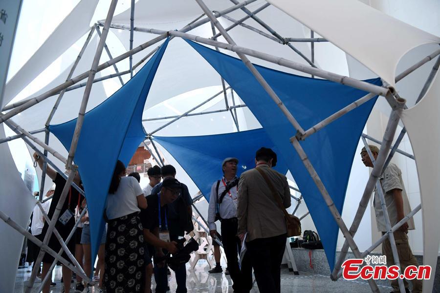 Students make an architectural model during a contest in Fuzhou City, East China’s Fujian Province, Aug. 12, 2018. As part of the 6th Cross-Straits Youth Festival, 140 students from 15 universities in the Chinese mainland and Taiwan participated in the architectural model design contest. (Photo: China News Service/Zhang Bin)