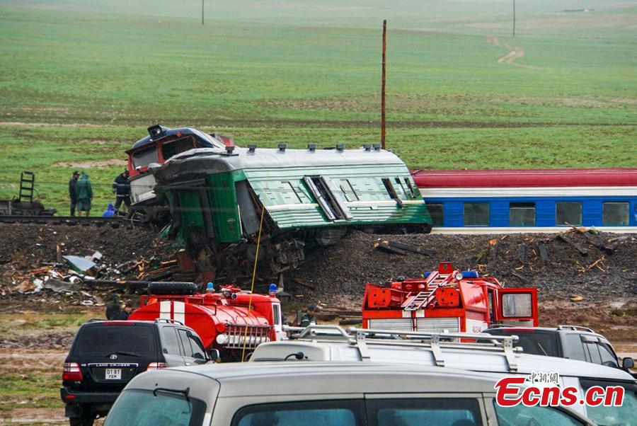Rescuers work at the site where a train carrying 328 passengers derailed in Dornogovi Province, Mongolia. The train was traveling from the Mongolian capital Ulan Bator to Zamiin-Uud soum in the southeastern province of Dornogovi. There are reports of many injuries. (Photo: China News Service/Luo Ziteng and Ren Yi)