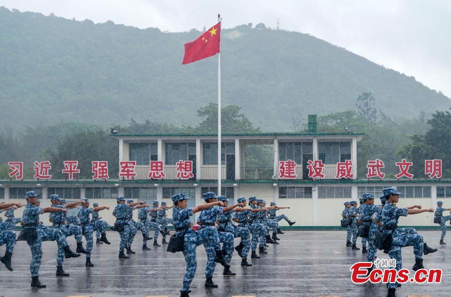 Graduation ceremony is held at a military camp for Hong Kong\'s university students, PLA Hong Kong garrison, Aug. 12, 2018. (Photo: China News Service/Zhang Wei)