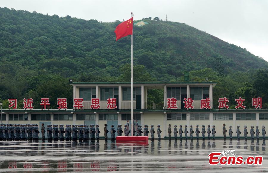 Graduation ceremony is held at a military camp for Hong Kong\'s university students, PLA Hong Kong garrison, Aug. 12, 2018. (Photo: China News Service/Zhang Wei)