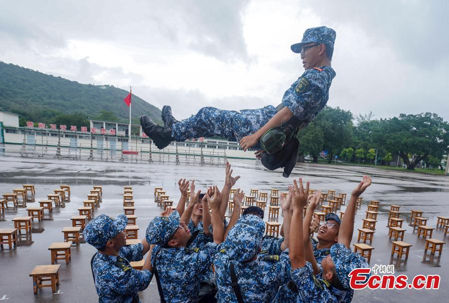 Participants in a military camp celebrate graduation at the PLA Hong Kong garrison, Aug. 12, 2018. (Photo: China News Service/Zhang Wei)