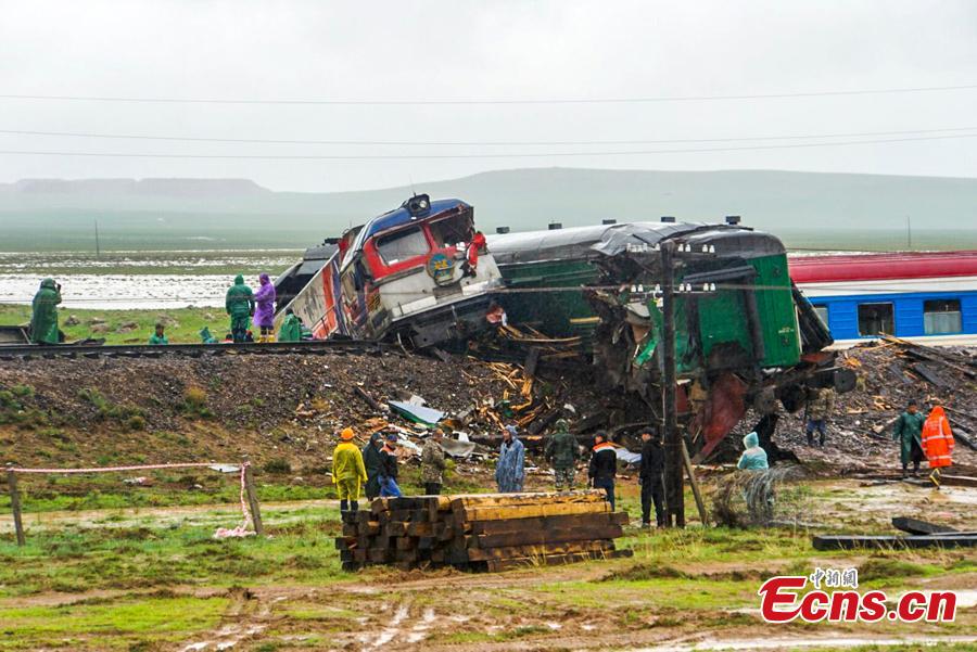 Rescuers work at the site where a train carrying 328 passengers derailed in Dornogovi Province, Mongolia. The train was traveling from the Mongolian capital Ulan Bator to Zamiin-Uud soum in the southeastern province of Dornogovi. There are reports of many injuries. (Photo: China News Service/Luo Ziteng and Ren Yi)
