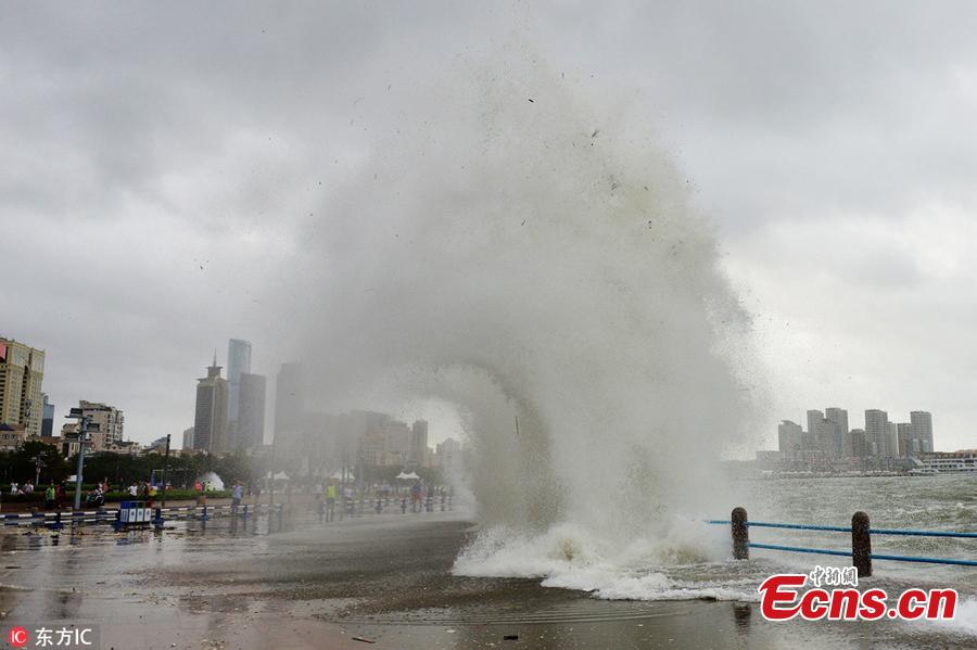 Huge waves, caused by Typhoon Yagi, pound the beach in Qingdao City, East China’s Shandong Province, Aug. 14, 2018. (Photo/IC)