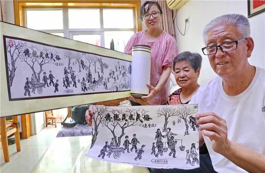 Wang Jingtang showcases his painting at his home in Qinhuangdao, North China\'s Hebei Province, on Aug. 10, 2018. (Photo/Asianewsphoto)

Wang Jingtang, a 73-year-old retiree living in North China\'s Hebei Province, spent over 3 years finishing a history painting reflecting the transformation of Chinese rural areas since 1945.

The 103-meter scroll, consisting of 300 paintings on A4 paper, includes major social events in China such as the founding ceremony of the People\'s Republic of China, Chinese land reform, China\'s reform and opening-up — all coming from his life experience and stories told by his father.

Wang hopes the younger generation is able to learn the history and further appreciate the happy lives people now lead in China.