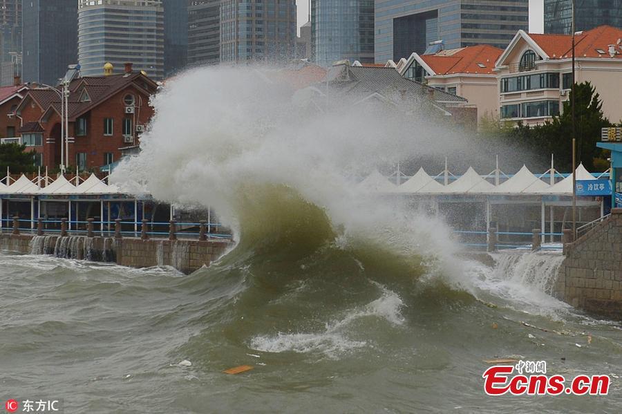 Huge waves, caused by Typhoon Yagi, pound the beach in Qingdao City, East China’s Shandong Province, Aug. 14, 2018. (Photo/IC)